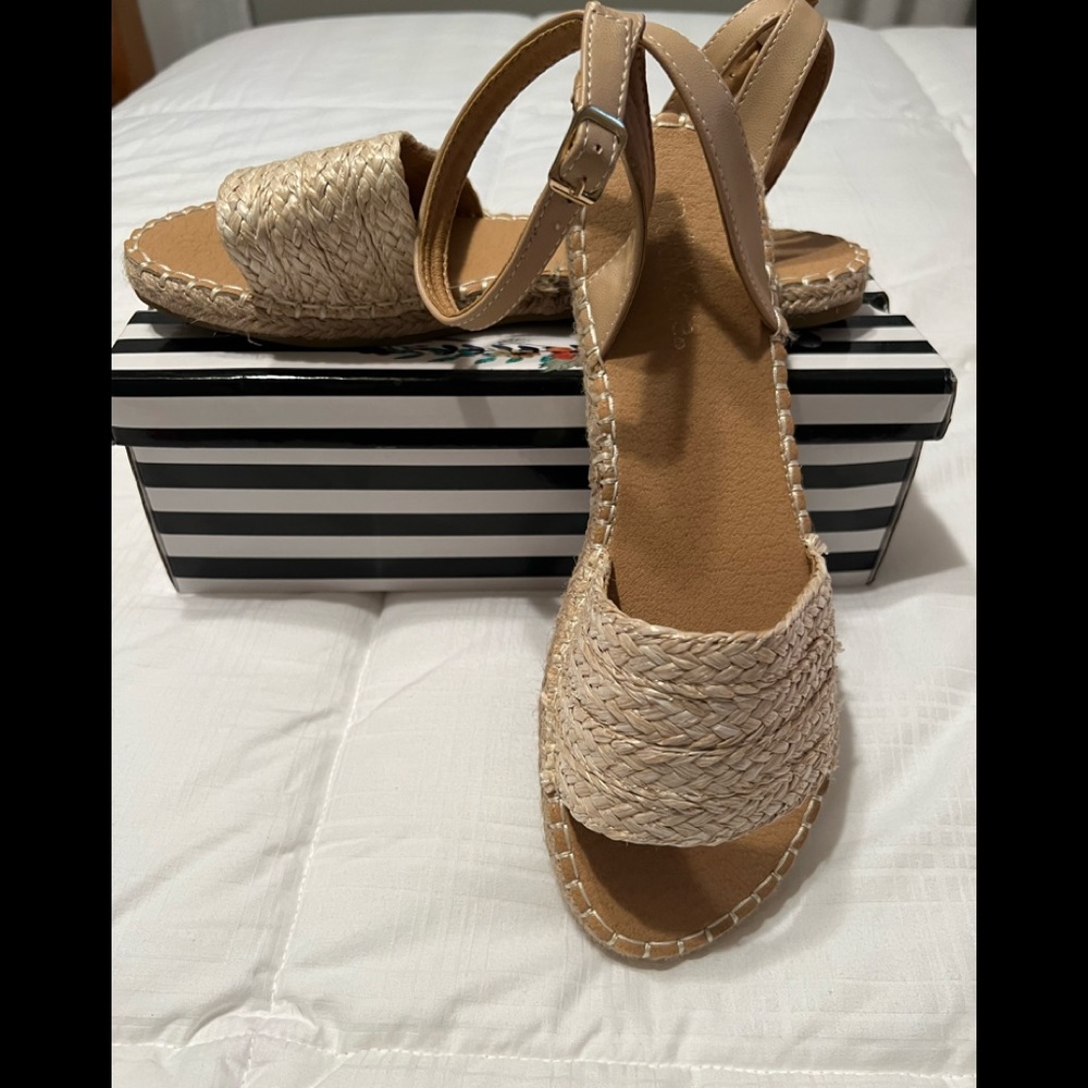 Bella Marie lightweight sandals. Size 9 EUC